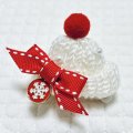 ニット帽・白ニット帽、クリスマスオーナメントスノーマークチャーム×赤ステッチリボン（ＪＤバレッタ）