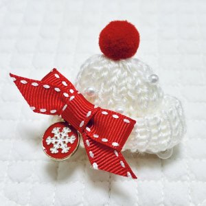 画像1: ニット帽・白ニット帽、クリスマスオーナメントスノーマークチャーム×赤ステッチリボン（ＪＤバレッタ）