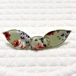 画像1: バニーリボン・グリーン地バラ小花模様
