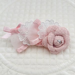 画像1: Wリボン・薄ピンクサイドフリルオーガンジー×白お花レース＆パール芯カメリア（ＪＤバレッタ）