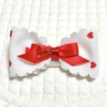 布リボン・白地地赤フロッキーハート模様スカラップリボン×赤サテン&ハートチャーム（ＪＤバレッタ）