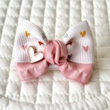 画像: バタフライリボン・オフホワイト地くすみハート模様×ベージュピンクサイドフリルリボン&薄ピンクハートチャーム（JDバレッタ）