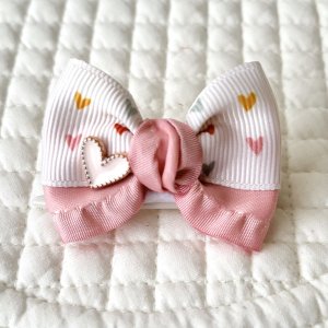 画像: バタフライリボン・オフホワイト地くすみハート模様×ベージュピンクサイドフリルリボン&薄ピンクハートチャーム（JDバレッタ）