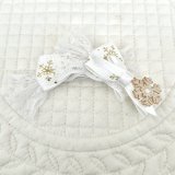 画像: ４連リボン・白レース×白地ゴールド雪の結晶模様×白サテン&ゴールド地白色雪の結晶チャーム（ＪＤバレッタ）