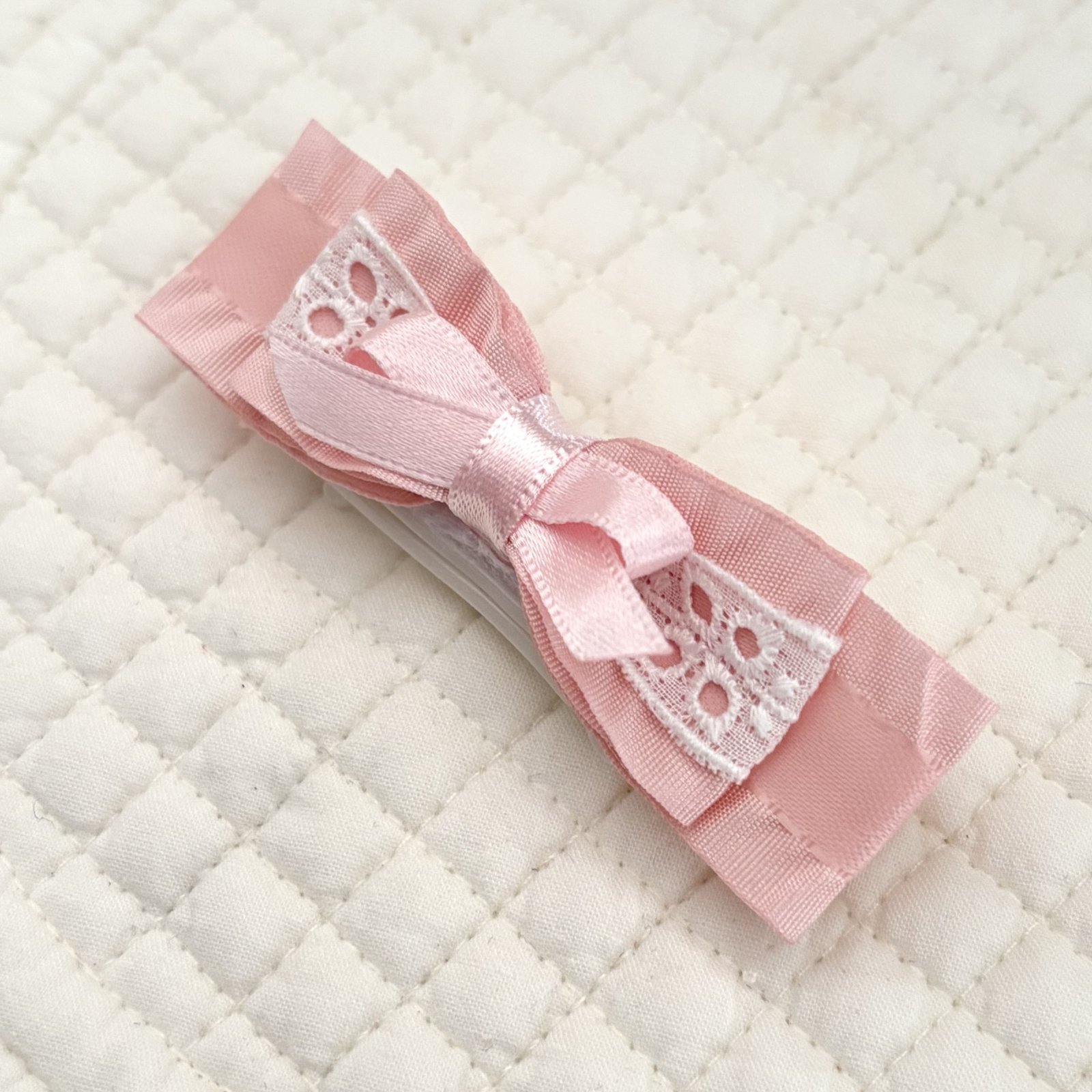 画像: トリプルリボン・ピーチピンクサイドフリルサテン×白レース×ピーチピンクサテン（ＪＤバレッタ）