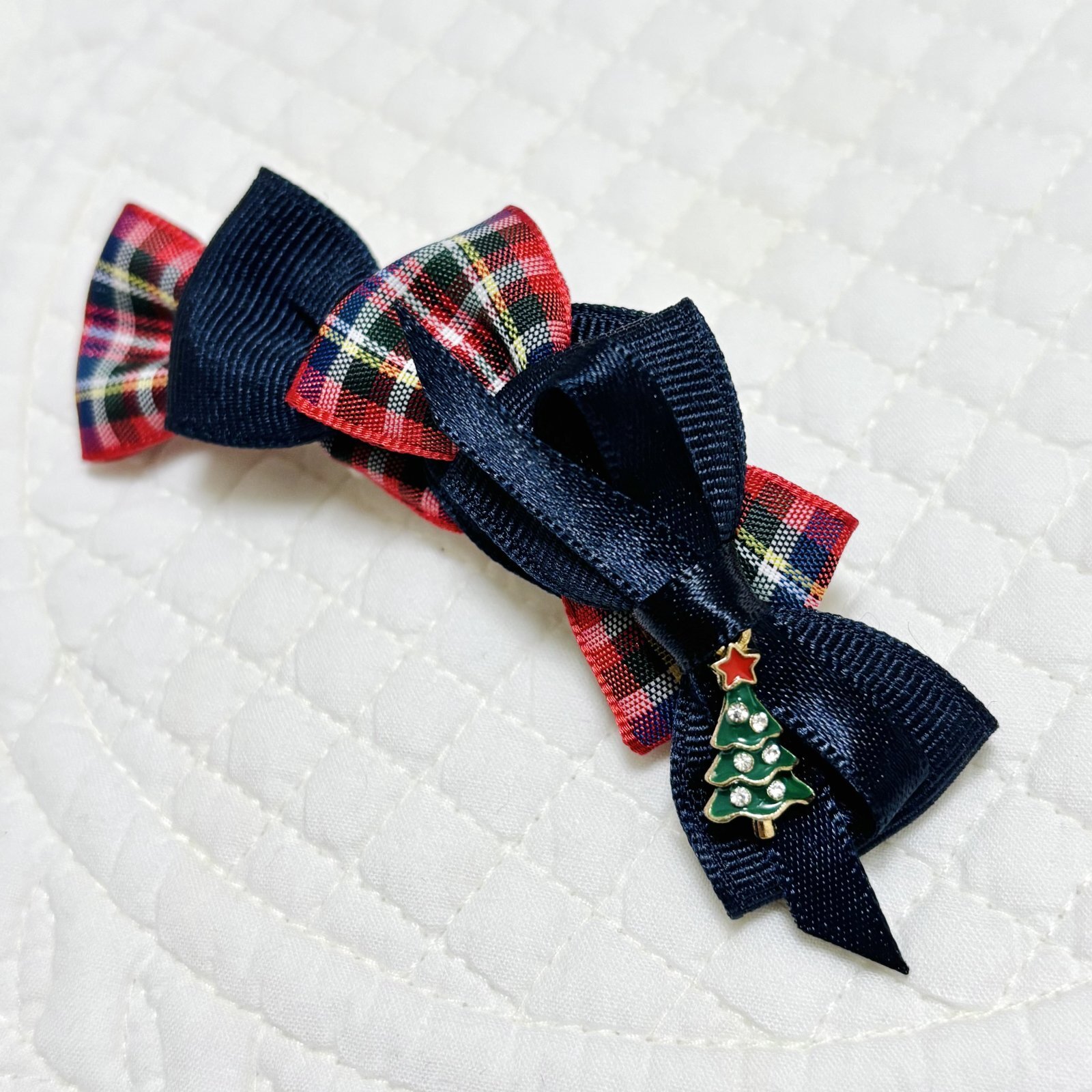 画像: 四連リボン・赤地チェック模様×紺色グログラン＆クリスマスツリーチャーム（ＪＤバレッタ）