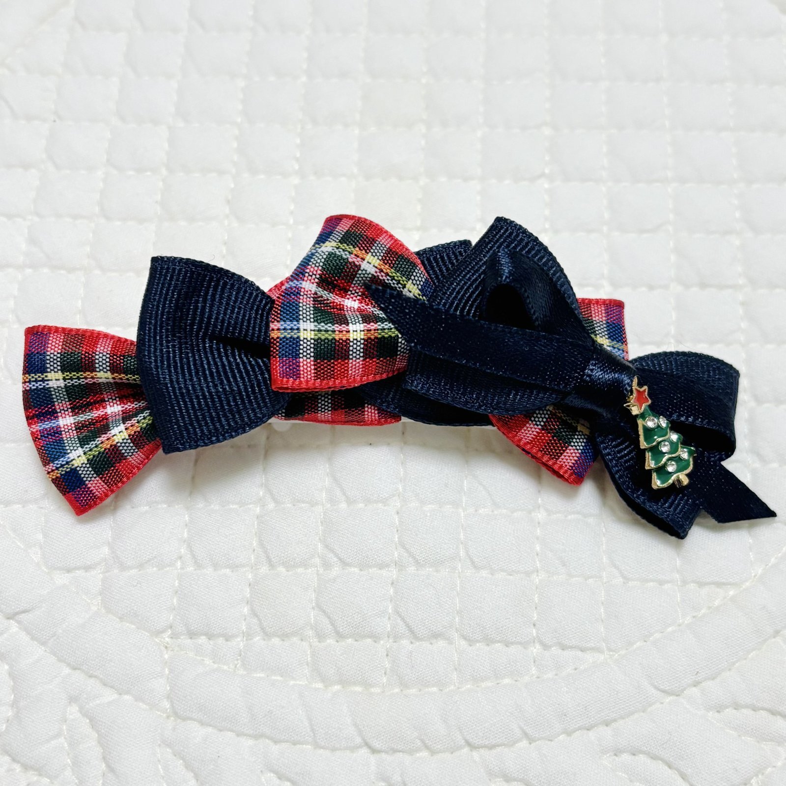 画像1: 四連リボン・赤地チェック模様×紺色グログラン＆クリスマスツリーチャーム（ＪＤバレッタ）