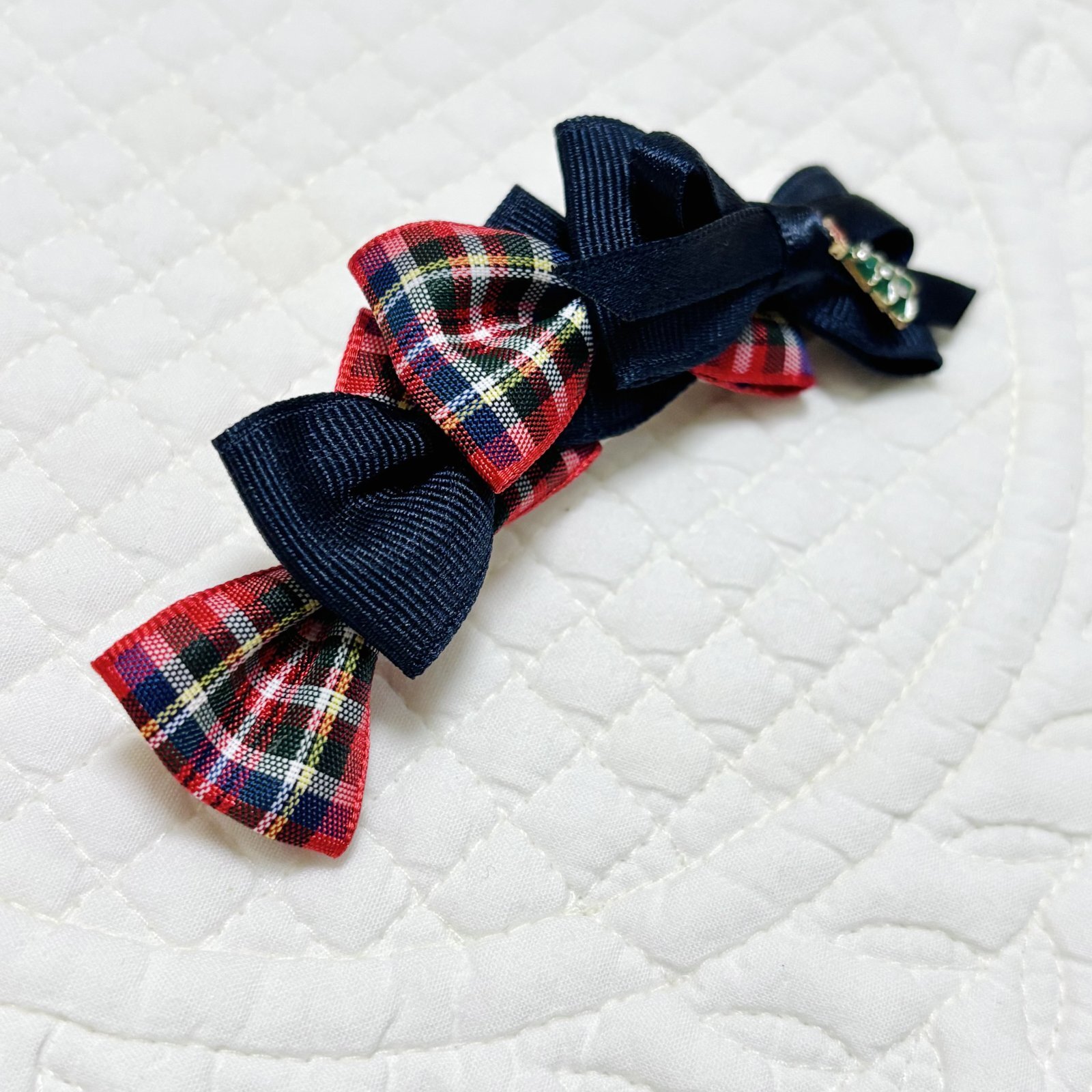 画像: 四連リボン・赤地チェック模様×紺色グログラン＆クリスマスツリーチャーム（ＪＤバレッタ）