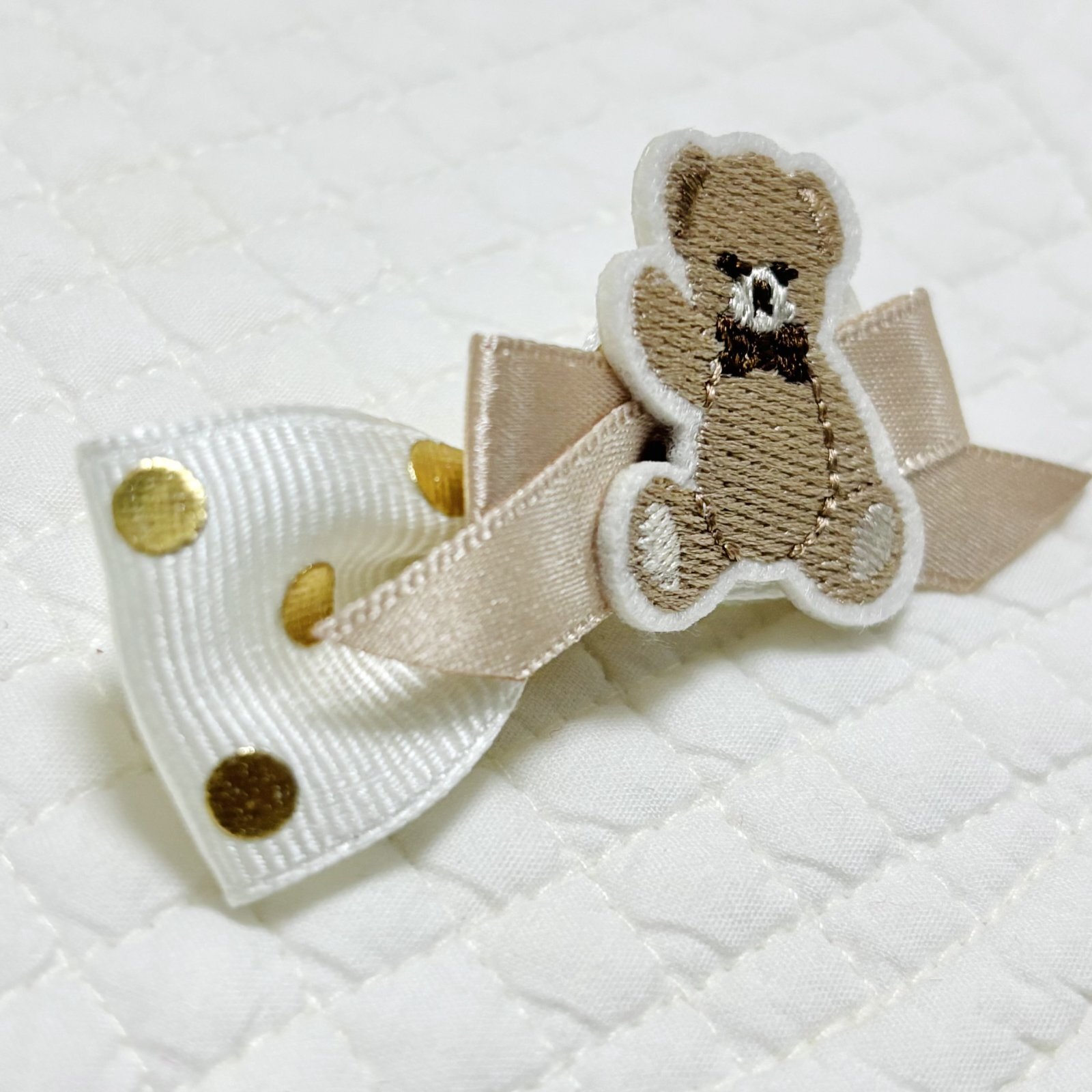 画像: Wリボン・オフホワイト地ゴールドドット×ミルクティサテン&くまさん