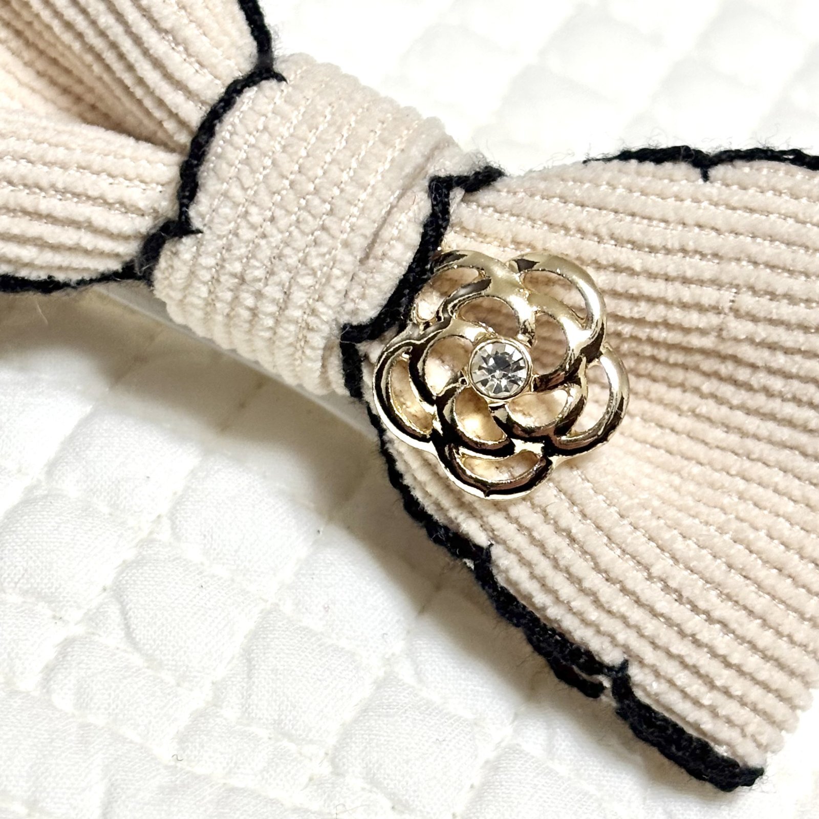 画像: ベージュ色コーデュロイ風布リボンサイド黒ピコット&ストーン付ゴールドカラーカメリアチャーム（ＪＤバレッタ）