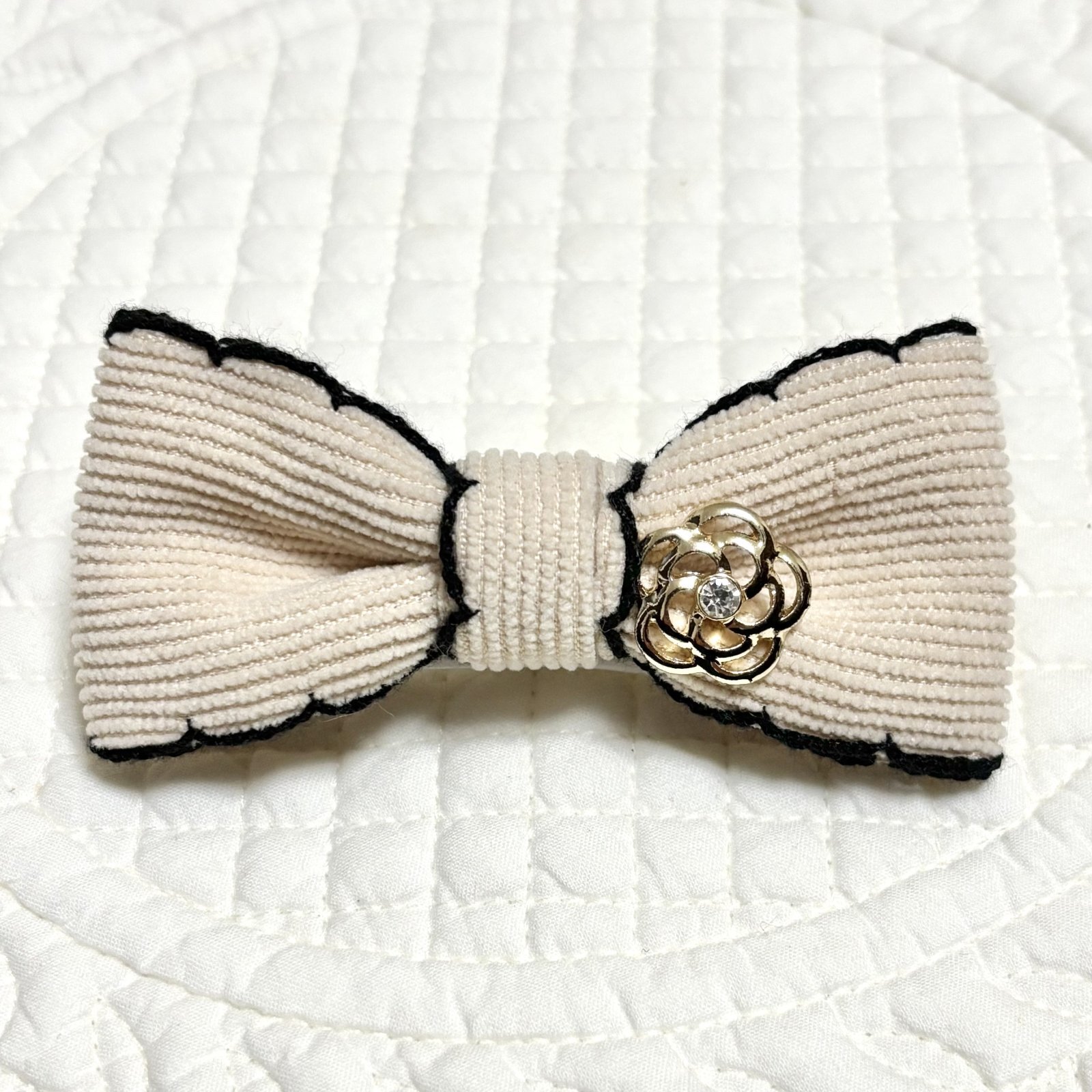 画像1: ベージュ色コーデュロイ風布リボンサイド黒ピコット&ストーン付ゴールドカラーカメリアチャーム（ＪＤバレッタ）