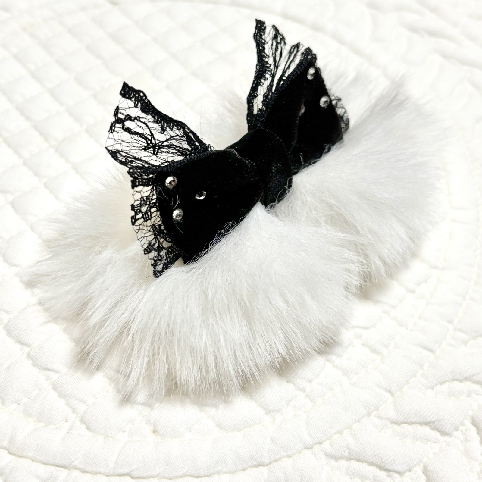 画像: ３Dリボン・白エコファー×黒レース×スワロフスキーラインストーン付黒ベルベット（ＪＤバレッタ）