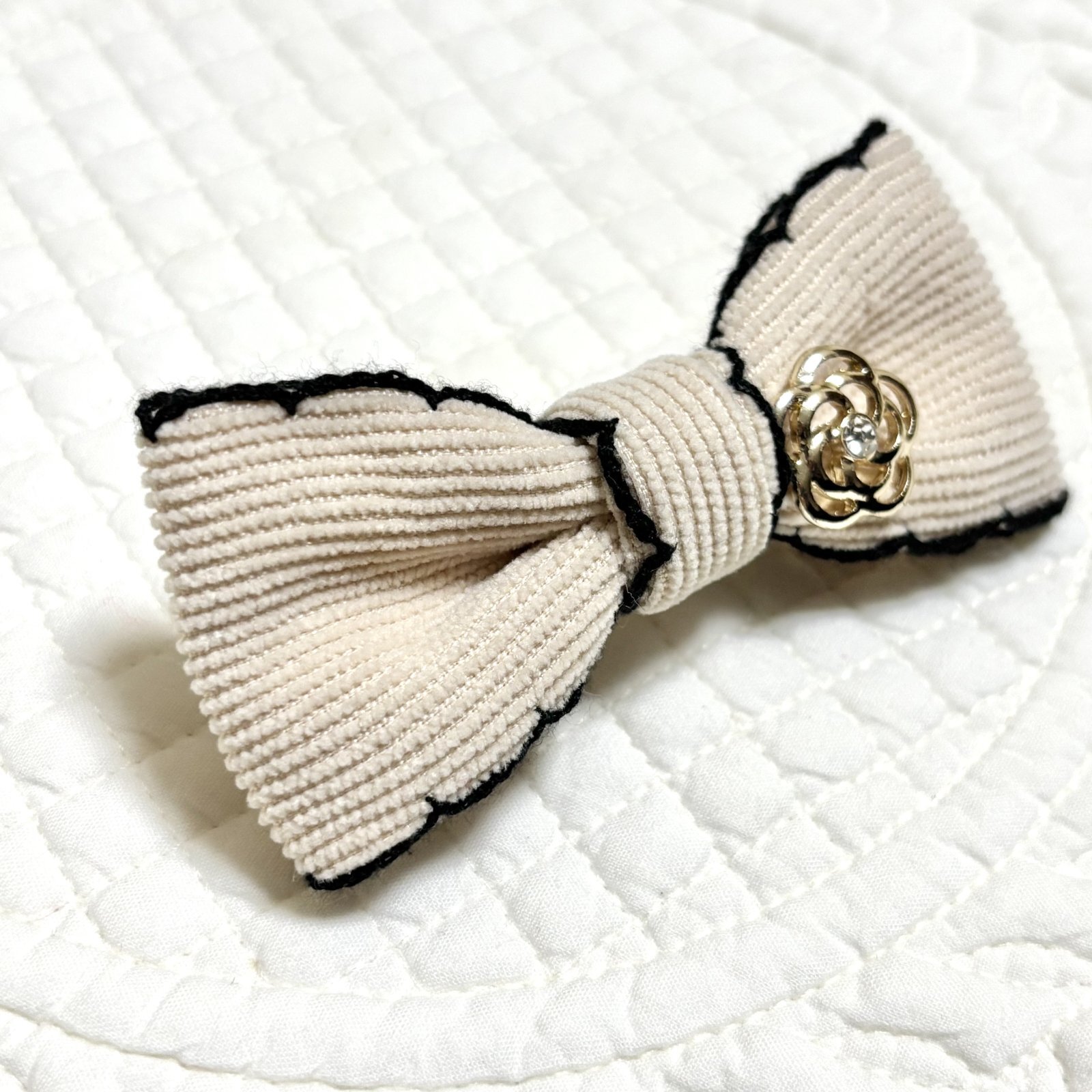 画像: ベージュ色コーデュロイ風布リボンサイド黒ピコット&ストーン付ゴールドカラーカメリアチャーム（ＪＤバレッタ）