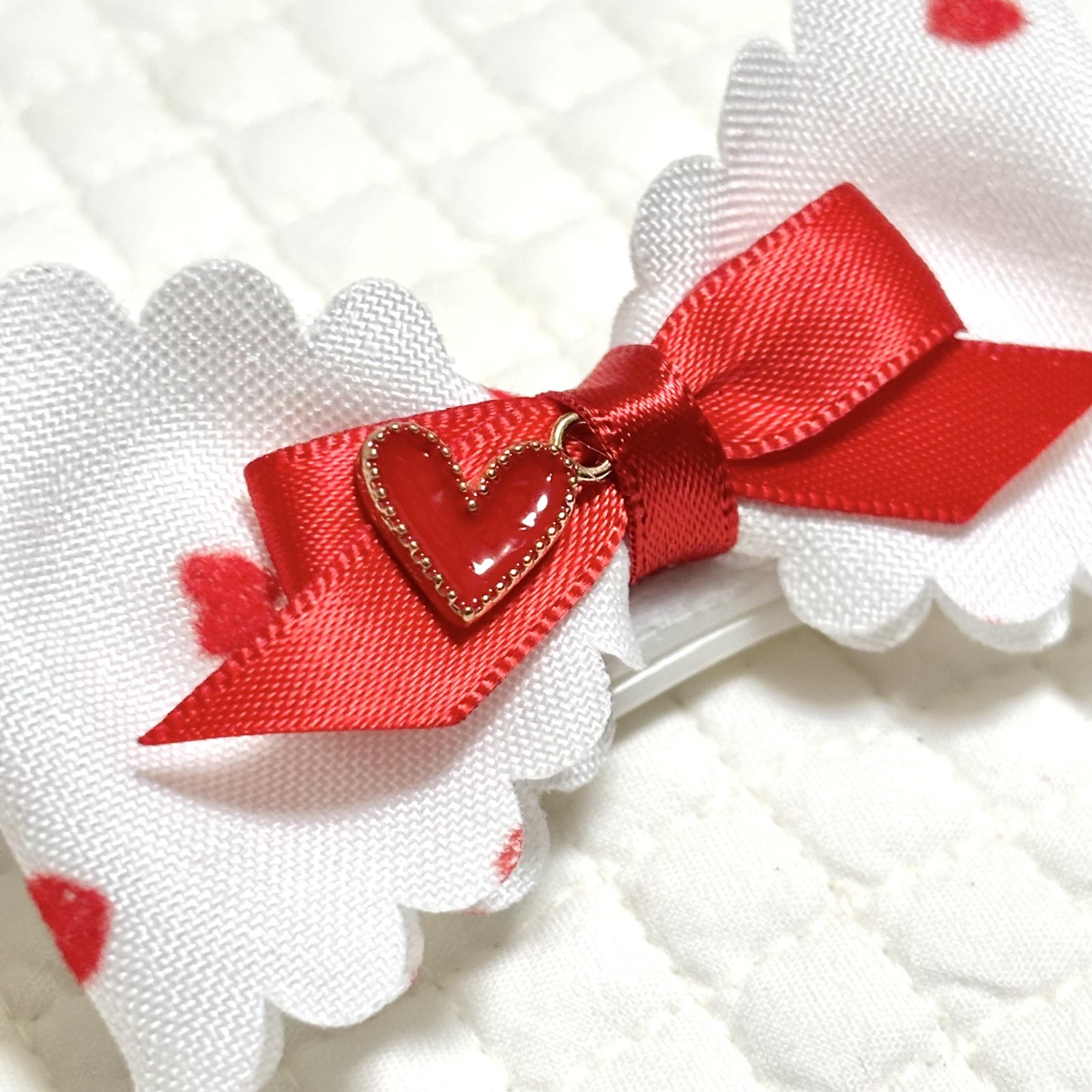 画像: 布リボン・白地地赤フロッキーハート模様スカラップリボン×赤サテン&ハートチャーム（ＪＤバレッタ）