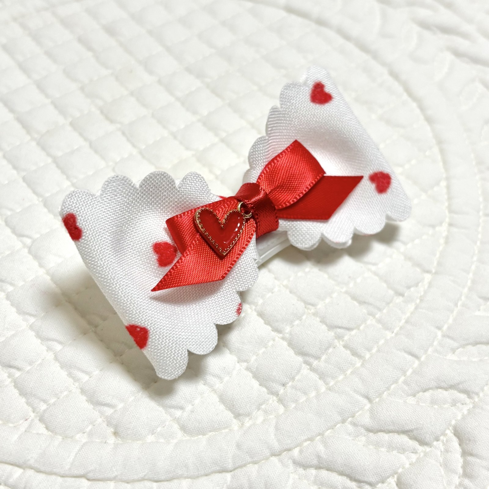 画像: 布リボン・白地地赤フロッキーハート模様スカラップリボン×赤サテン&ハートチャーム（ＪＤバレッタ）